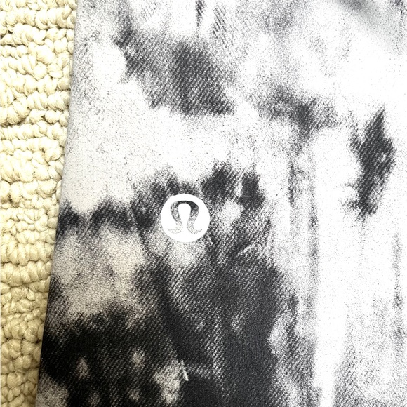 Tie-dye Lululemon leggings with pockets! - Picture 3 of 3